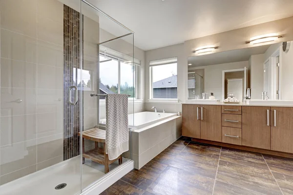 Weißes modernes Badezimmerinterieur in nagelneuem Haus. — Stockfoto