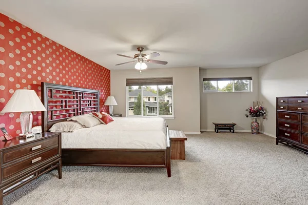 Chambre des maîtres intérieur avec grand lit et mur rouge — Photo