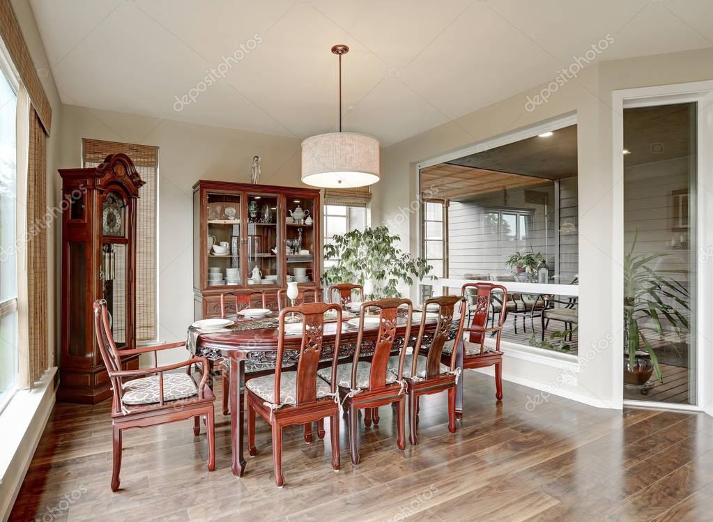 Interni classici della sala da pranzo nella casa di lusso — foto ... Case di lusso interni
