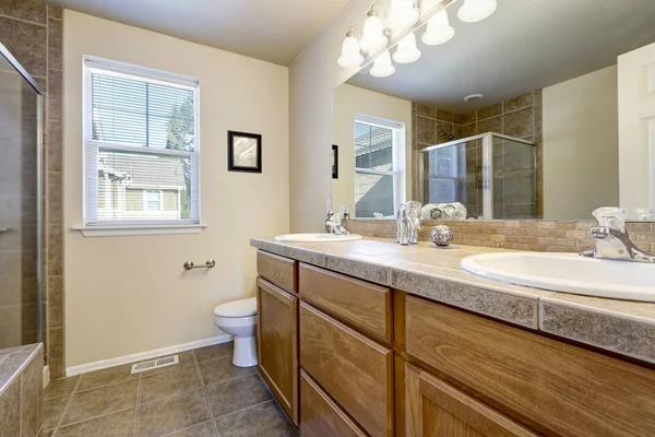 Интерьер ванной комнаты в бежевом и коричневом цветах . — стоковое фото