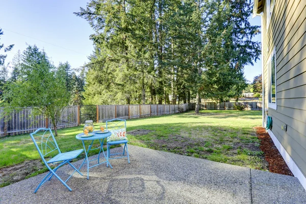 Il cortile della casa americana. Set da tavolo patio in metallo blu — Foto Stock