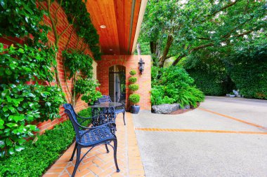 Ön bahçede lider tuğla döşeli patika