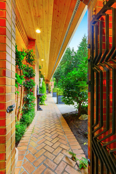 Кирпичная мощеная дорожка, ведущая во двор
