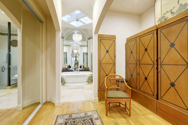 Habitación de techo alto con puertas de espejo armario y armarios marrones —  Fotos de Stock