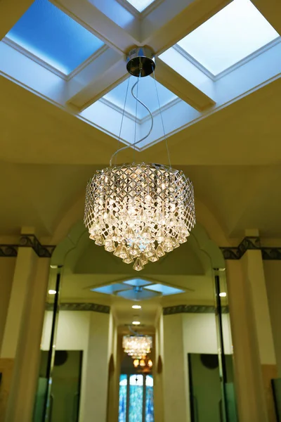 Krásný lustr na strop s světlíky. — Stock fotografie