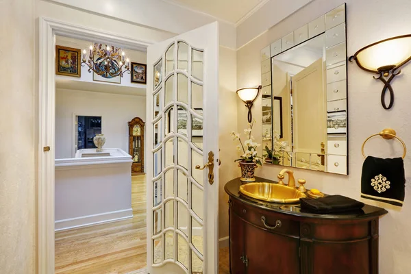 Interior de tocador de baño de lujo con lavabo de oro — Foto de Stock