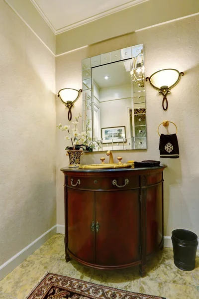 Интерьер роскошной ванной комнаты тщеславие с золотой раковиной — стоковое фото