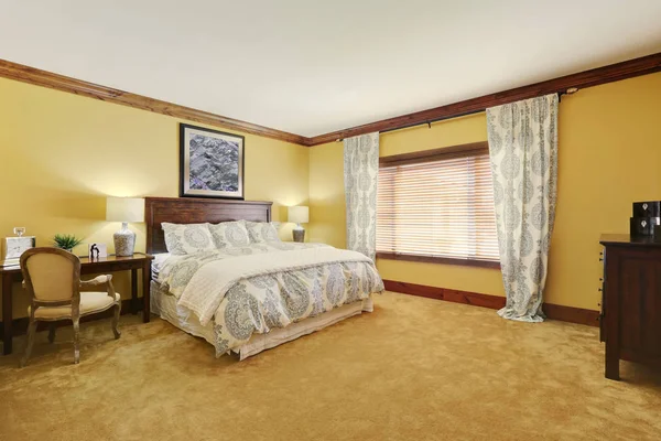 Master bedroom in pastel yellow tones with queen size bed — Stock Photo, Image