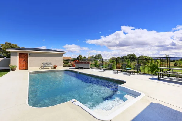 Zwembad in de achtertuin van luxe huis — Stockfoto