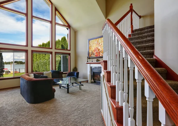 Sala de estar americana com alto teto abobadado e vista de água — Fotografia de Stock