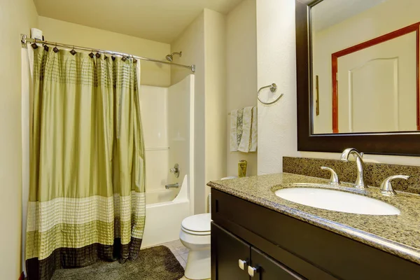 Interior do banheiro limpo em tons verdes e marrons . — Fotografia de Stock
