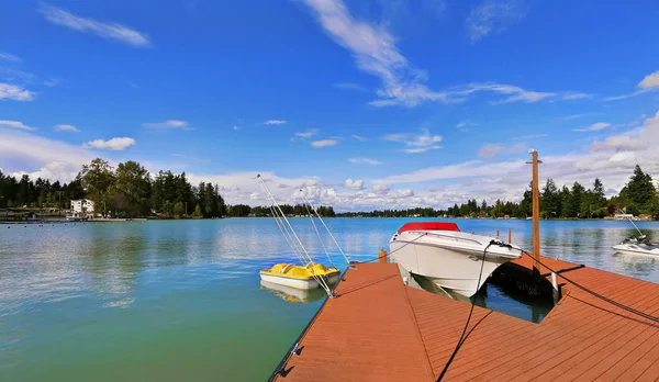 Pemandangan dermaga kayu dengan danau biru Tapps, langit latar belakang — Stok Foto