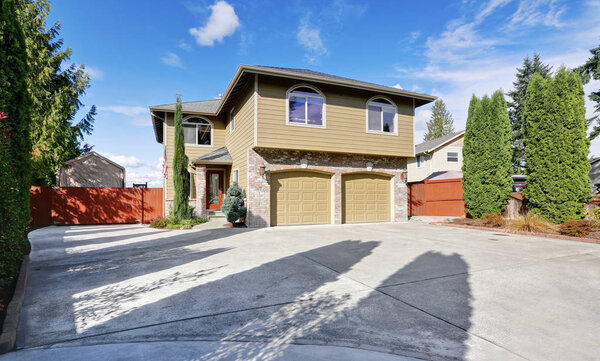 Элитный дом в зеленой краске и большой бетонный подъезд
