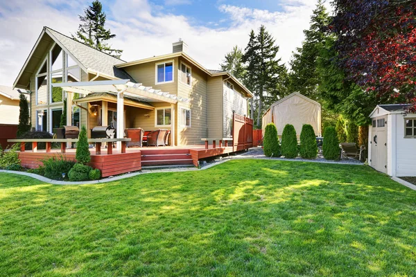 Luxusní exteriér domu nábřeží s dobře udržovaného trávníku. — Stock fotografie