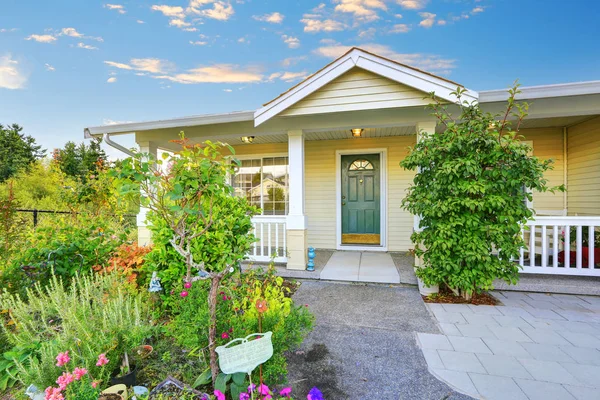 Blick auf die gelbe überdachte Veranda mit Säulen — Stockfoto