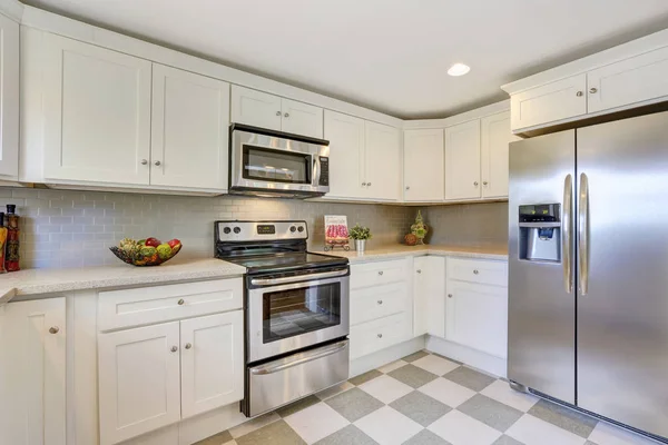 Cocina blanca combinación de almacenamiento, pared posterior y piso de baldosas —  Fotos de Stock