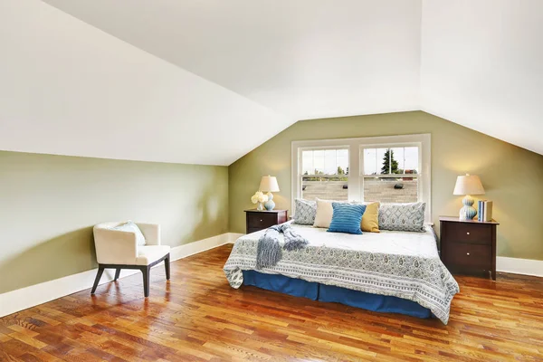 Chambre spacieuse à l'étage avec plafond voûté et plancher de bois franc — Photo