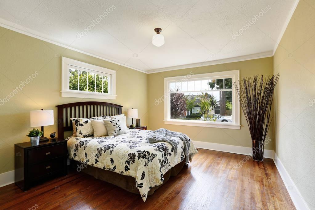 Gezellige slaapkamer interieur. Queen size bed met floral patroon ... Gezellige slaapkamer interieur. Queen size bed met floral patroon ...