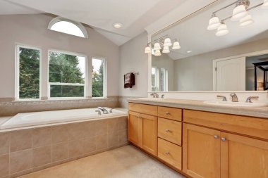 Çift lavabo vanity kabine sahip geniş banyo iç.