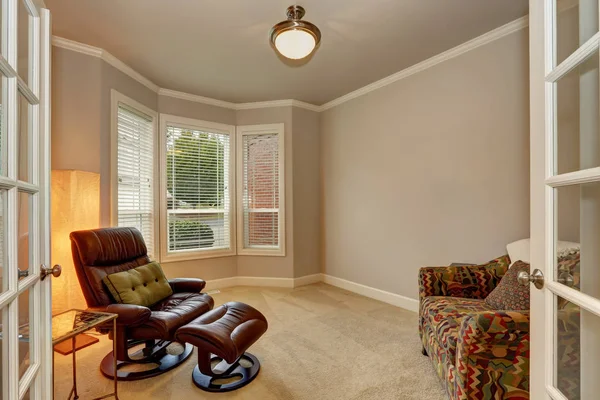 Cozy salon intérieur avec fauteuil en cuir . — Photo