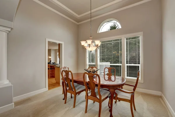 Diseño de interiores de mesa de comedor americano en estilo clásico — Foto de Stock