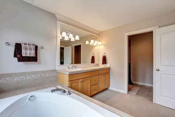 Interieur van de lichte en schone badkamer met dubbele wastafel ijdelheid kabinet. — Stockfoto