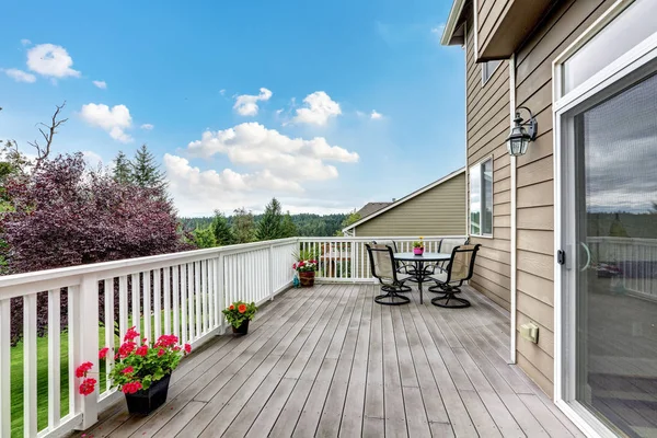 Deck de madeira walkout com bela vista da paisagem . — Fotografia de Stock