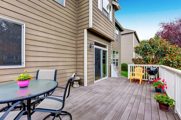 Wooden walkout deck with backyard view. — Stock Photo, Image