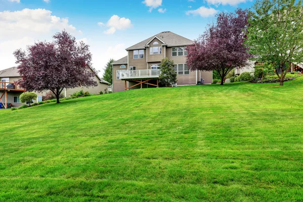 Perfectly kept lawn in spacious back yard. House exterior. — Stock Photo, Image