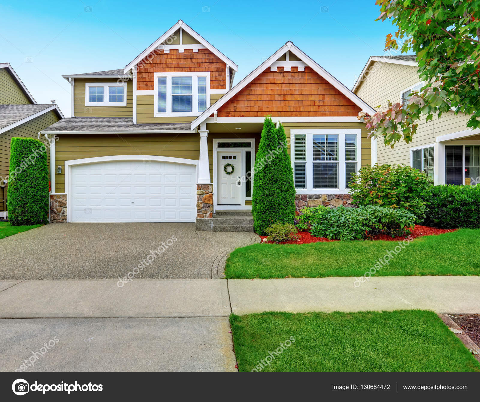 Schöne Bordstein Attraktivität des amerikanischen Hauses in olivem