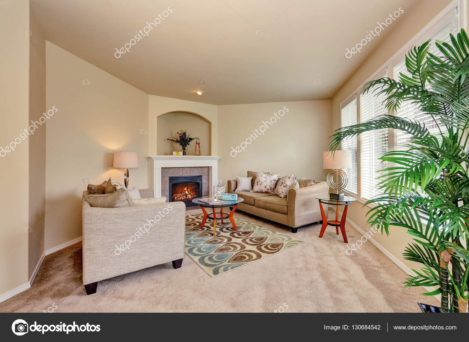 Mysiga beige vardagsrum inredning — stockfotografi © iriana88w ...