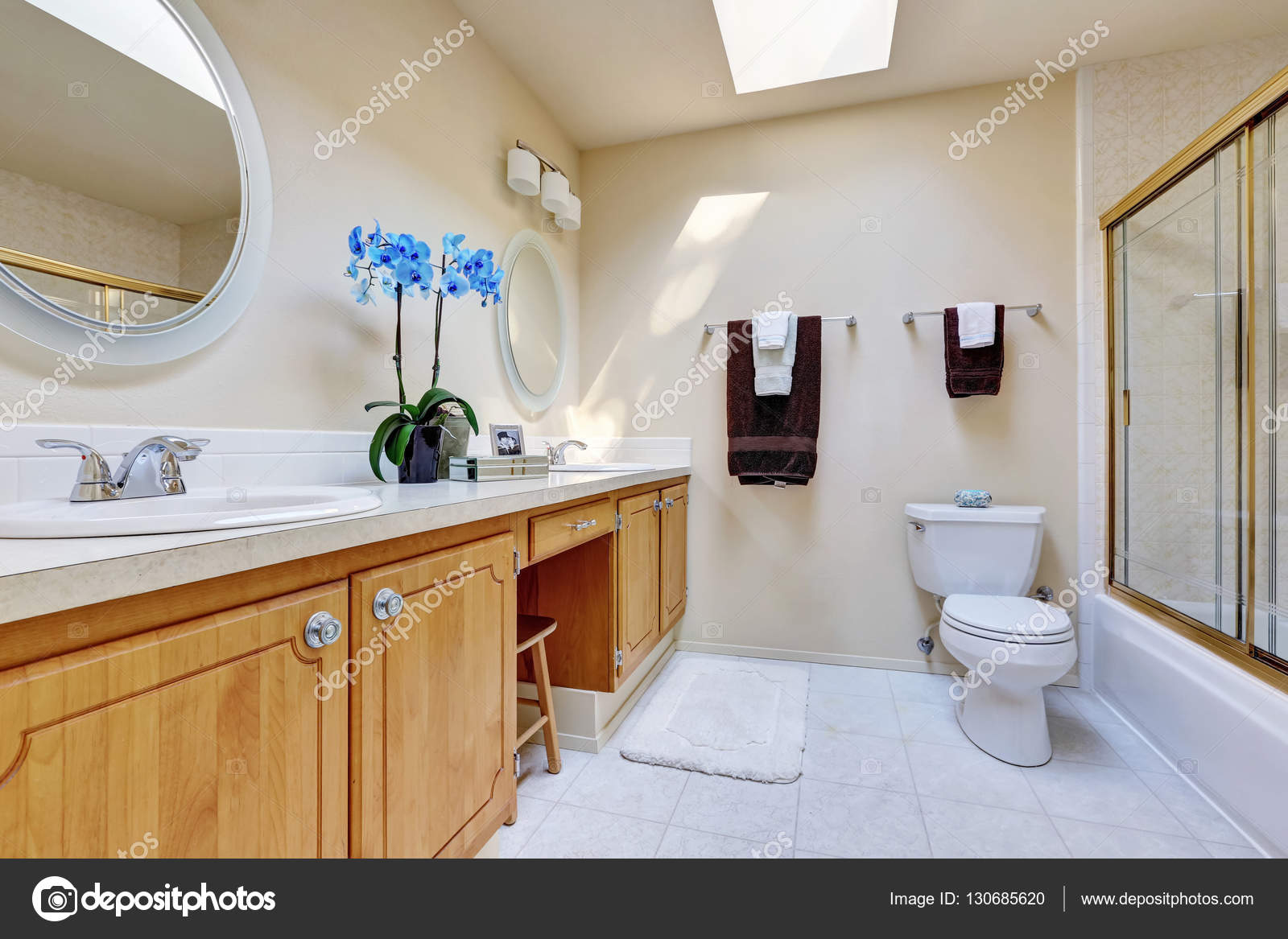 Cuarto de baño con espejo de aumento — Foto de stock © iriana88w #130685620
