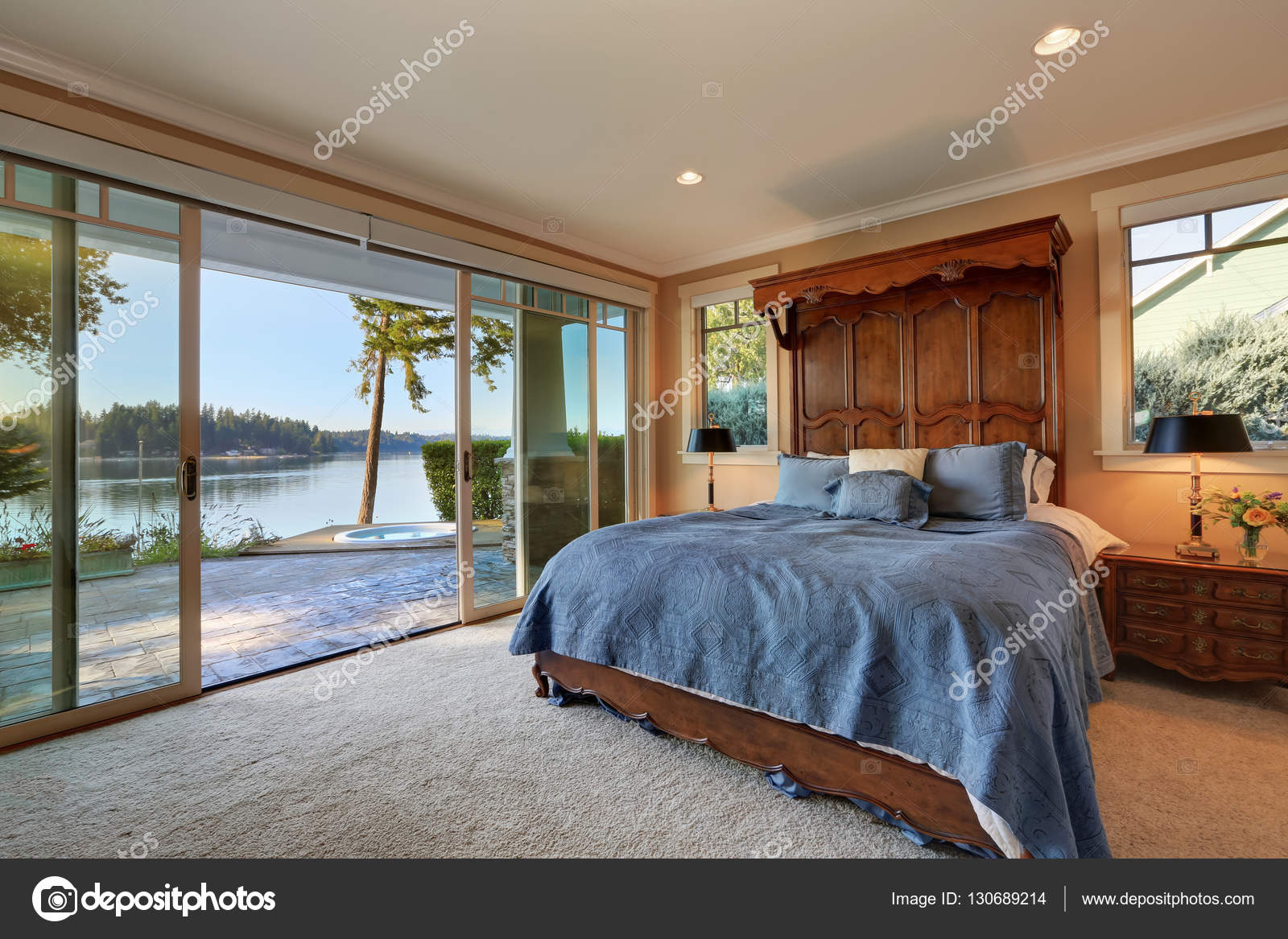 Grote slaapkamer. Bed met hoge houten gesneden voorbord — Stockfoto ... Grote slaapkamer. Bed met hoge houten gesneden voorbord — Stockfoto ...