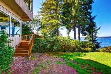 Modern tarzda bej evin dış inanılmaz su manzaralı.