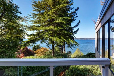 Mavi gökyüzü arka plan üzerinde inanılmaz su görünümü.