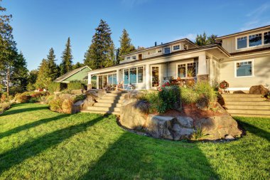 Gün batımında waterfront evin arka bahçesinde