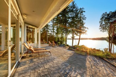 Waterfront evin büyük taş zemin veranda bölümünde 