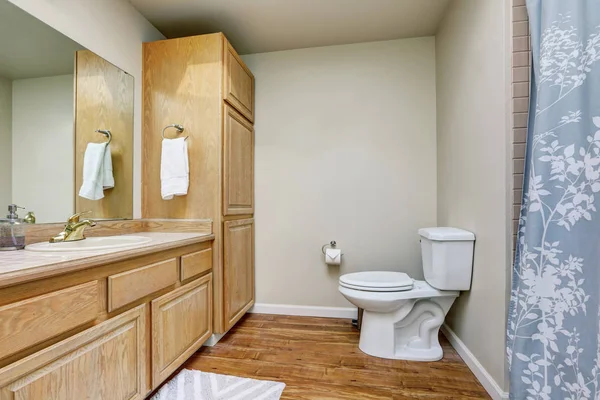 Interior kamar mandi dengan lantai kayu keras di rumah apartemen — Stok Foto