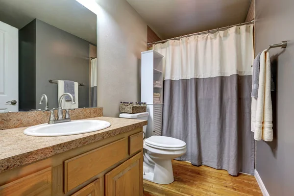 Bathroom interior with hardwood floor in apartment house — Stock Photo, Image
