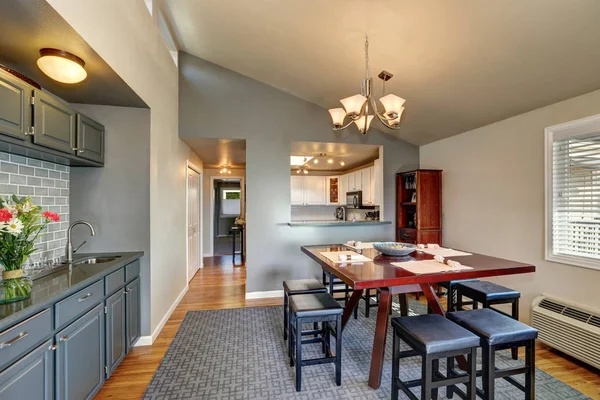 Appartement huis eetkamer interieur in grijze kleuren — Stockfoto