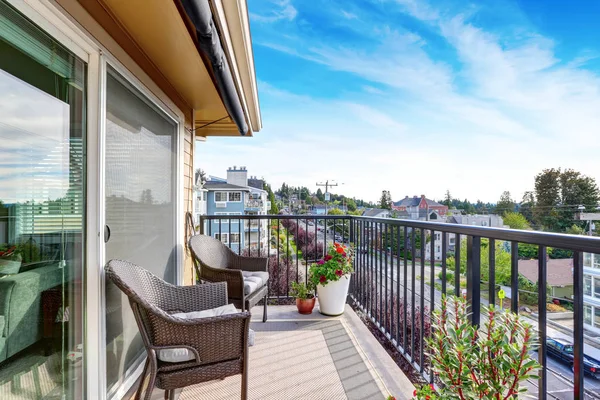 De buitenkant van het appartement huis in Seattle. Balkon uitzicht. — Stockfoto