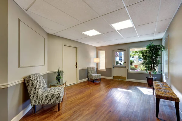 입구를 가진 나무 바닥 방. 아파트 인테리어 — 스톡 사진