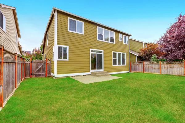 Casa de tapume verde azeitona exterior. Grama preenchido quintal . — Fotografia de Stock