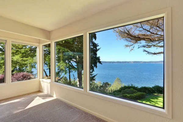 Large windows overlooking amazing water view. — Stock Photo, Image