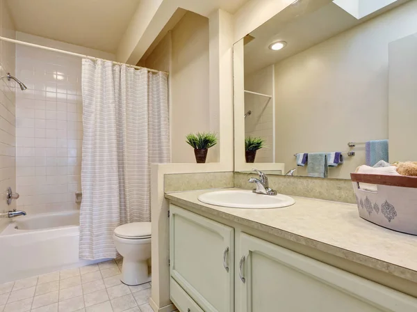 Soft batu krim kamar mandi dengan lantai ubin — Stok Foto