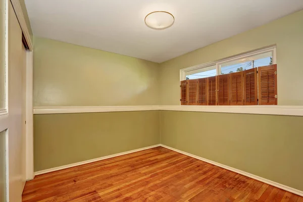 Intérieur de chambre vide avec plancher de bois franc et murs d'olivier vert . — Photo