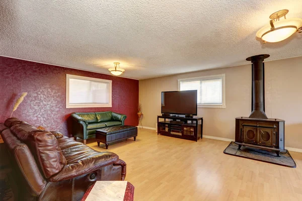 Parede vermelha contraste na sala de estar com lareira antiga . — Fotografia de Stock