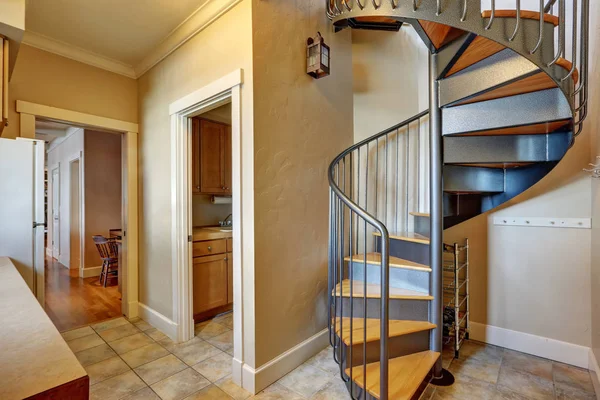 螺旋金属階段と小さな玄関インテリア — ストック写真