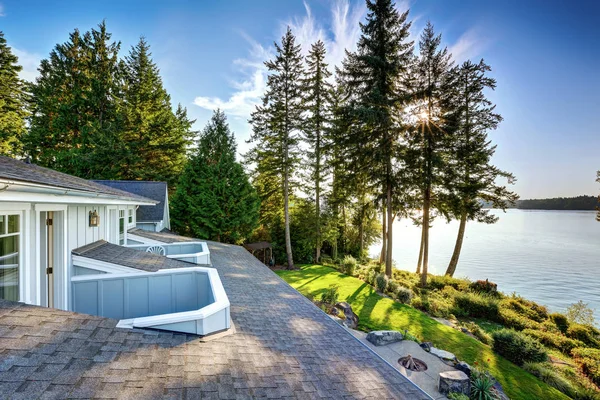 Extérieur de la maison au bord de l'eau avec une jetée et une vue parfaite sur l'eau . — Photo