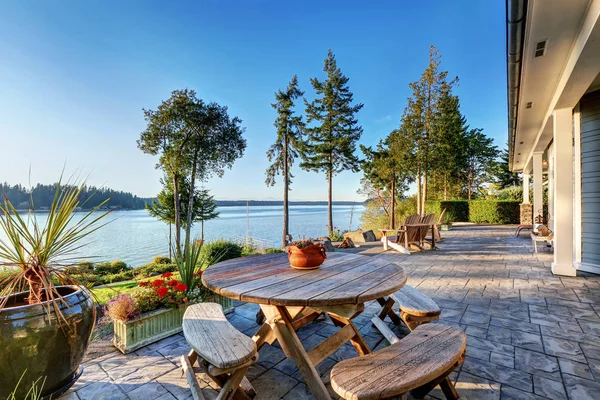 Large stone floor patio area of waterfront house — Stock Photo, Image